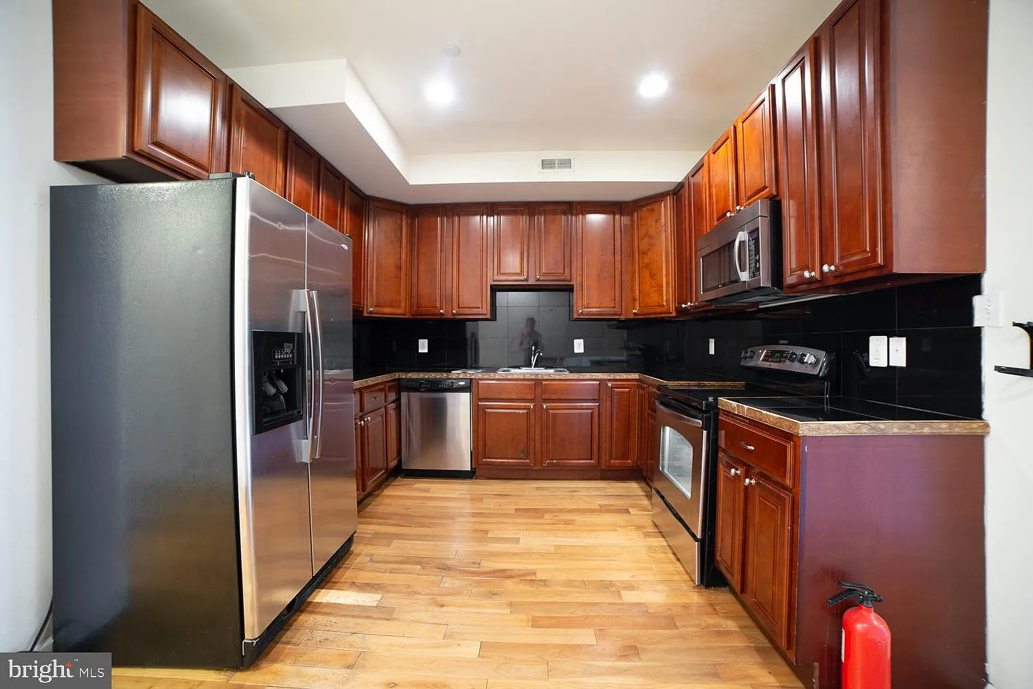6 bed, 4023 sqft, $4,200 — Photo 1