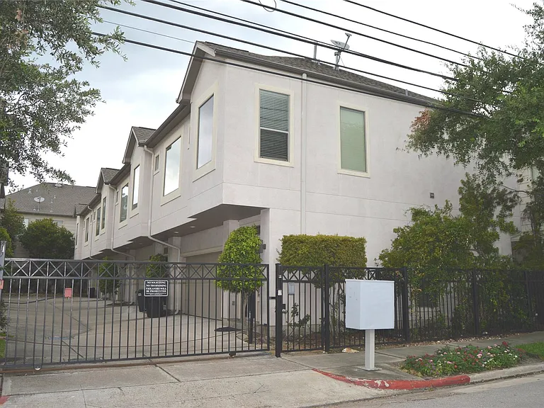 4040 Center St — Photo 1