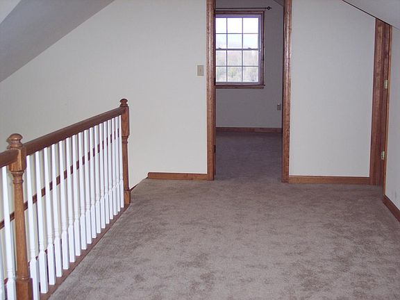 5th image of 32 Kinley Dr