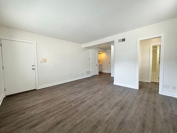 3rd image of 4524 Broadway Blvd #1N
