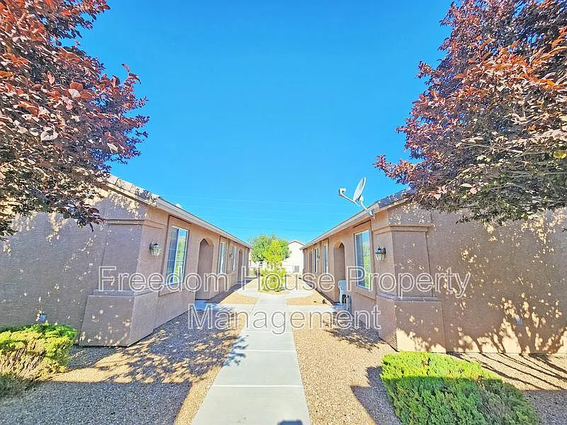 2 bed, 2.0 bath, 901 sqft, $1,141 — Photo 3