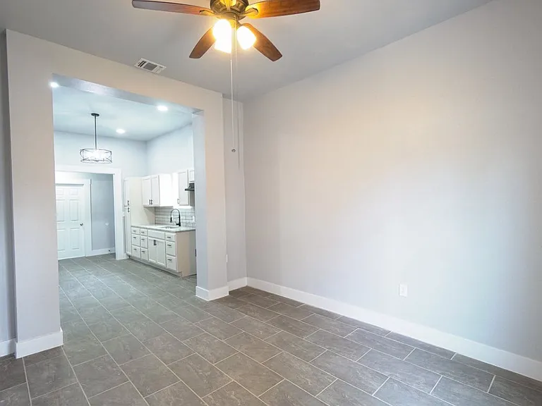 1139 Morales St — Photo 3