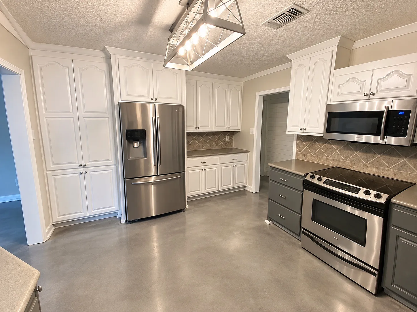 4 bed, 2.5 bath, 1956 sqft, $2,400 — Photo 3