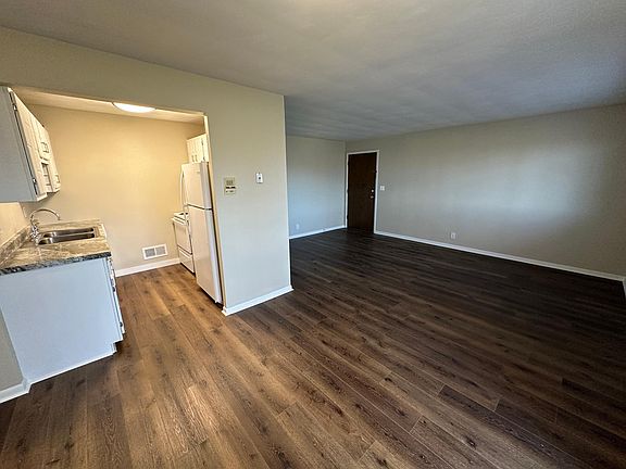 5th image of 483 Lovers Ln #8