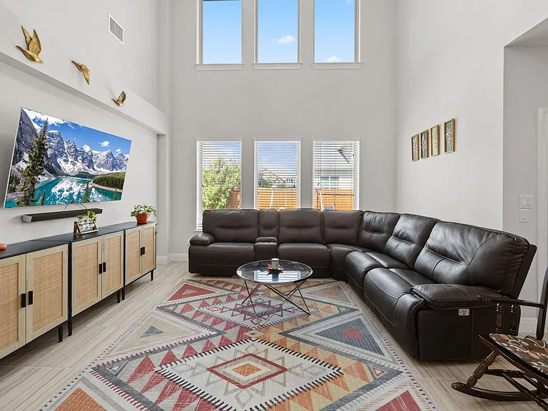 724 Pioneer Grv — Photo 18