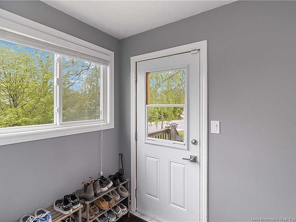 5th image of 807 Smythe St