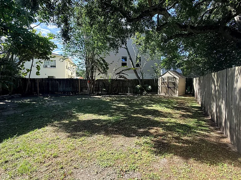 727 Bay St — Photo 17