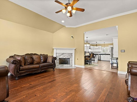 3rd image of 39060 Balmoral Dr