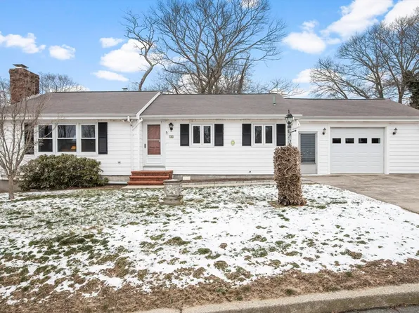 21 Oliveira Ave, Acushnet, MA 02743