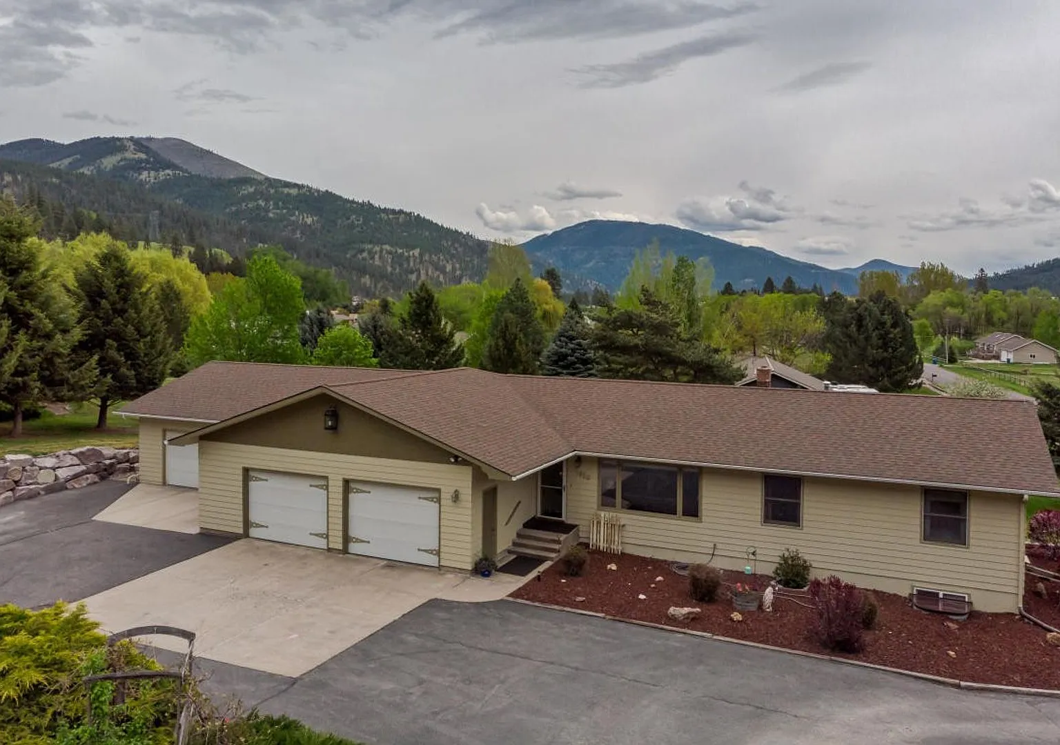 Large Corner Lot Home - 4 bed - 3 bath — Photo 1