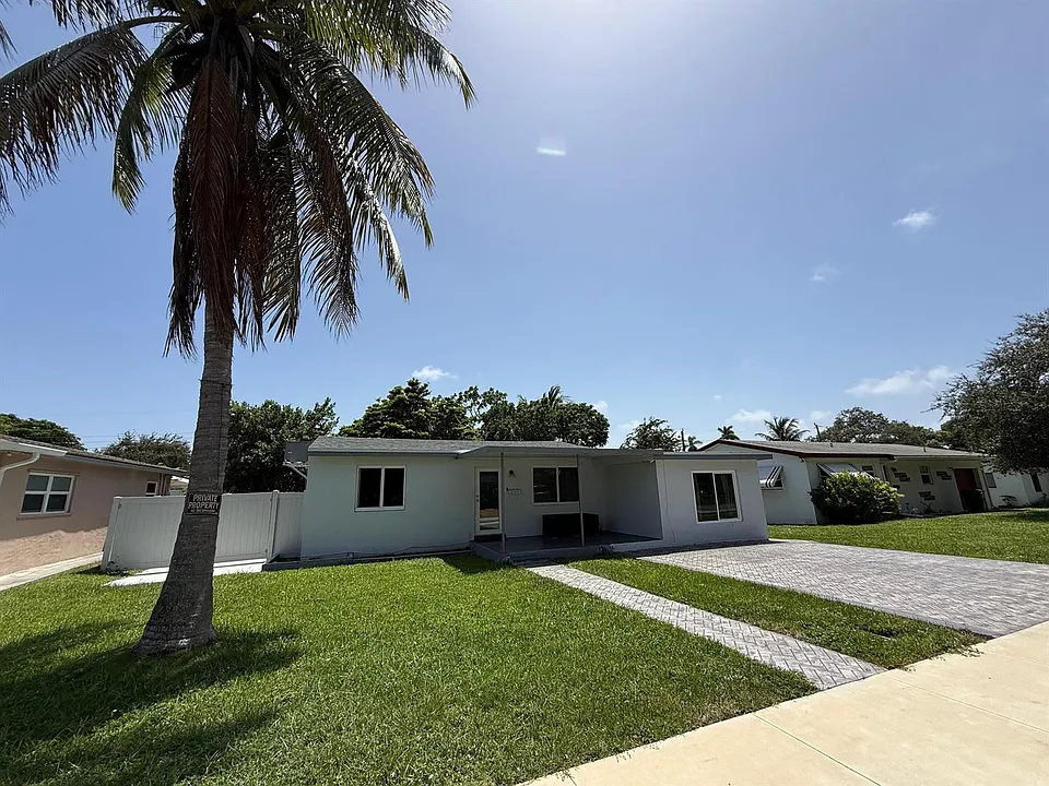 637 SW 2nd St