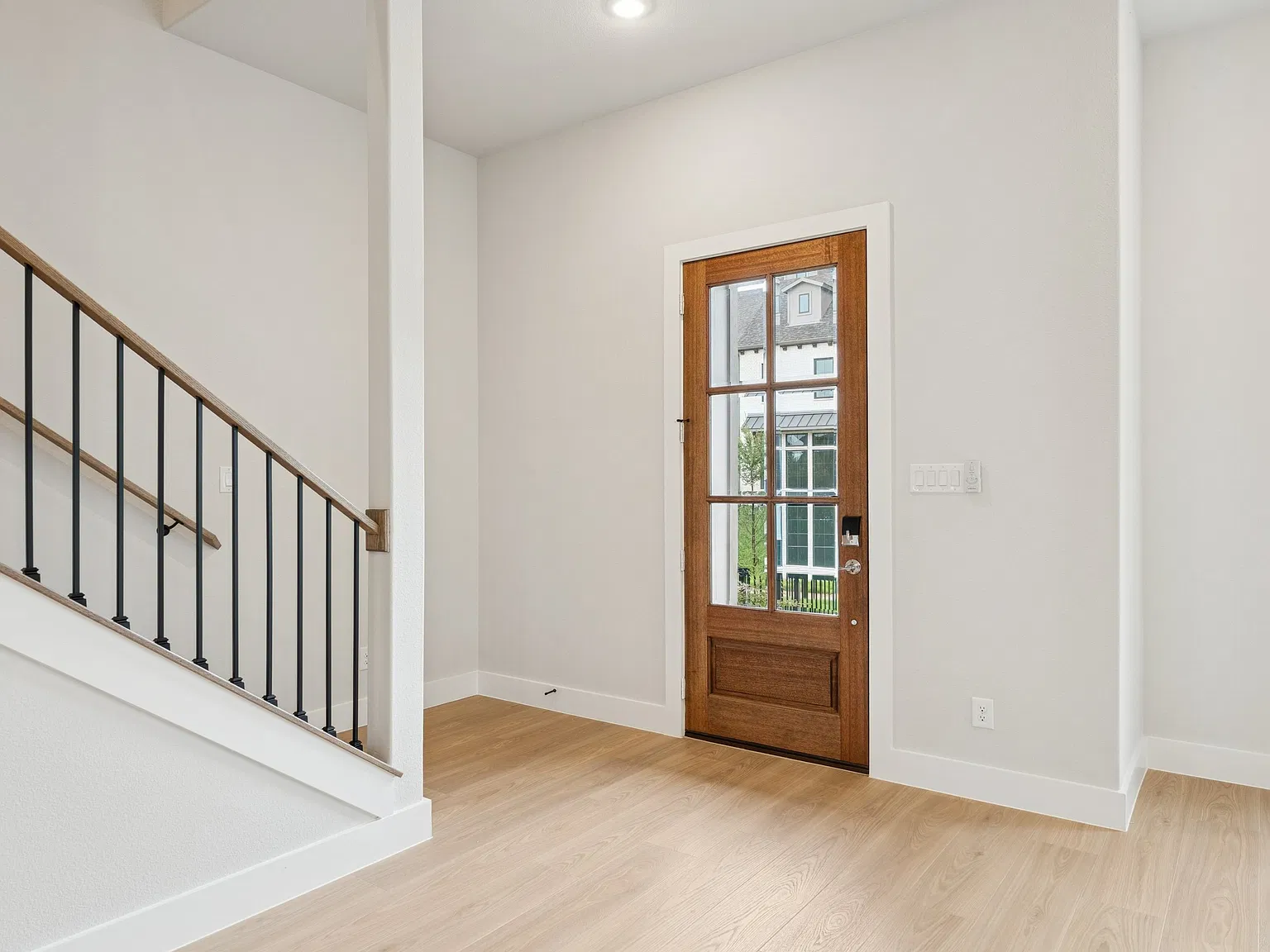 3 bed, 2460 sqft, $4,100 — Photo 4