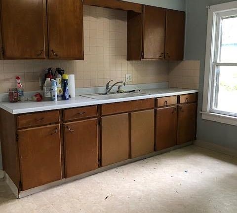 5th image of 102 N Pearl St