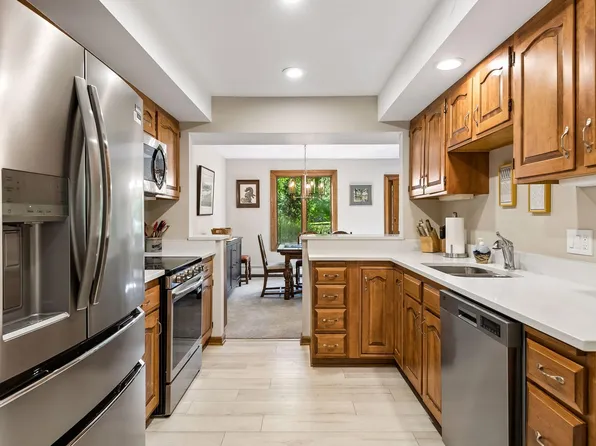 5501 Dewey Hill Rd APT 140, Edina, MN 55439