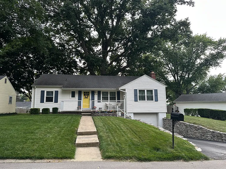 1040 Tulip Ln — Photo 1