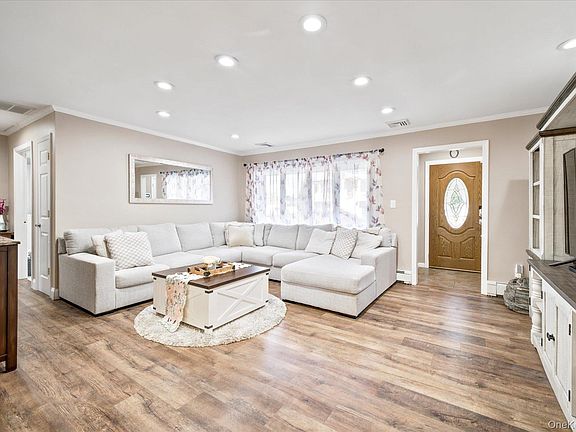 4th image of 587 Derby Drive S
