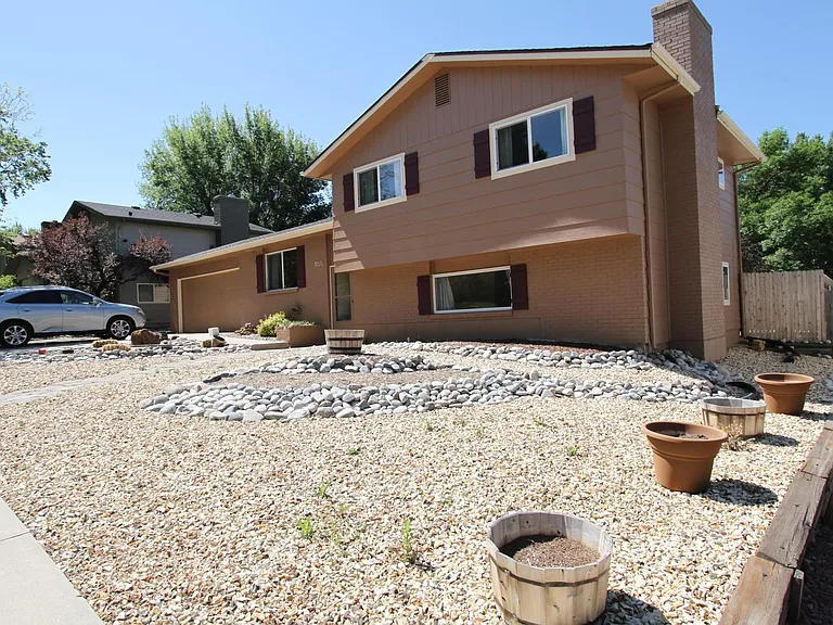 1085 Applewood Dr — Photo 9