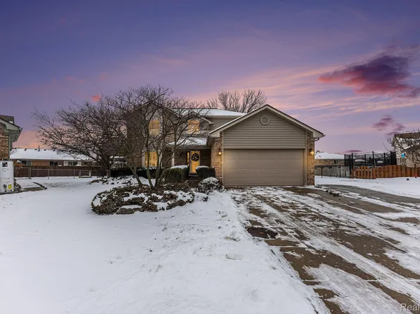 45937 Duke Dr, Chesterfield, MI 48051