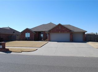 1201 Stoneridge Dr, Moore, OK 73160