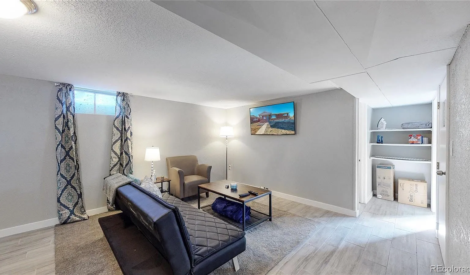 3 bed, 1.0 bath, 1161 sqft, $2,095 — Photo 2