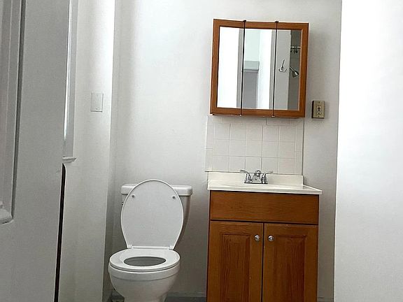 3rd image of 417 Wyandotte St APT 2