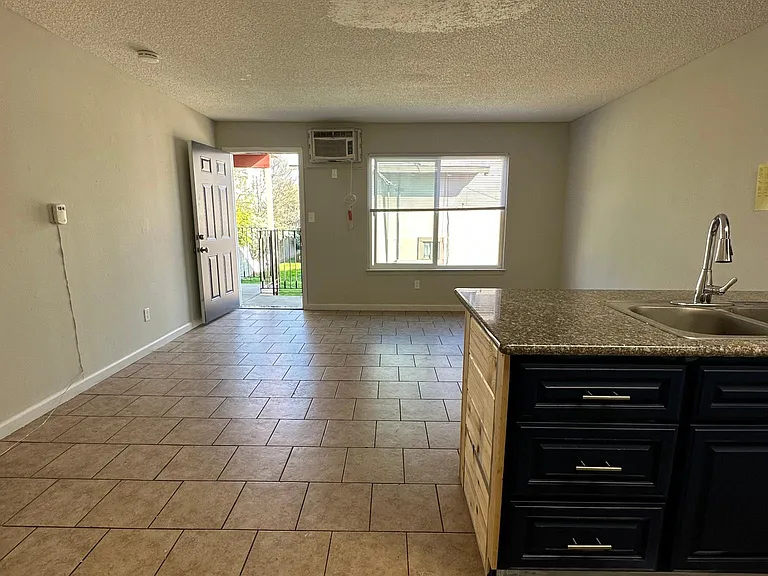 129 W Poplar St #6 — Photo 2