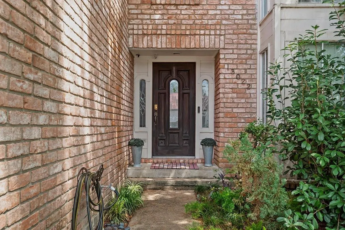 4 bed, 2.5 bath, 2627 sqft, $2,350 — Photo 2