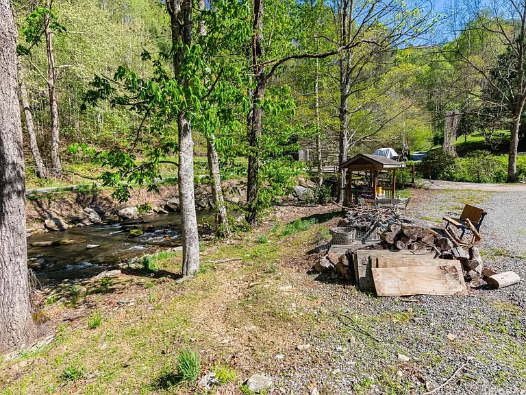 9228 Big Laurel Rd — Photo 18