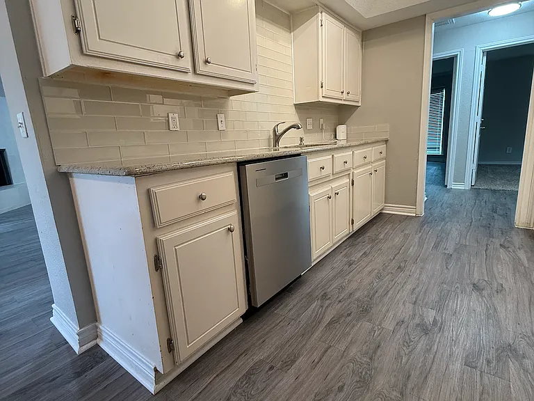 2425 Coleshire Dr — Photo 16