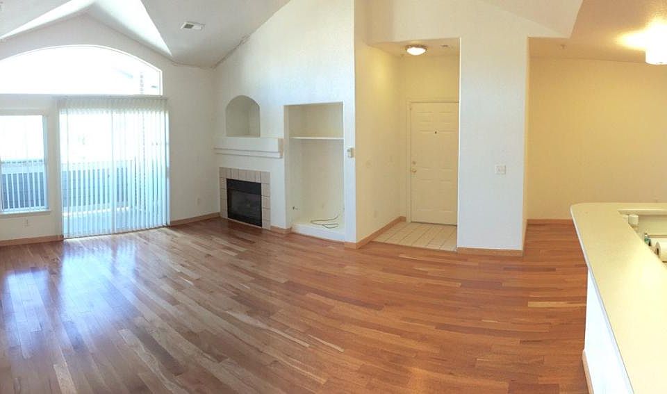 Living Room (3 of 3)