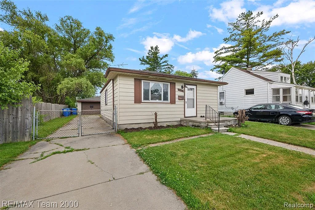 3 bed, 1.0 bath, 912 sqft, $1,300 — Photo 4