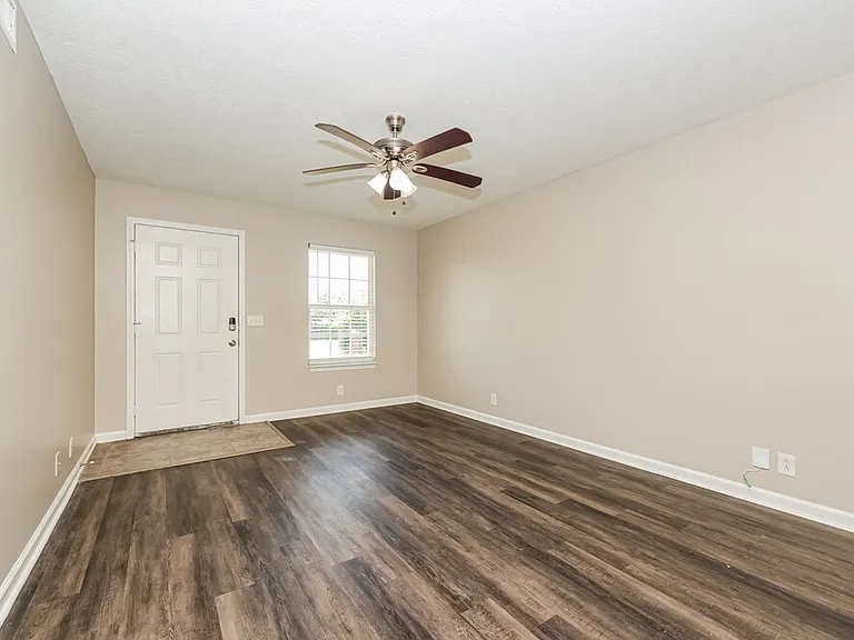 1502 Killarney Dr — Photo 4