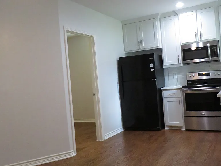 818 Thomas St #1 — Photo 3