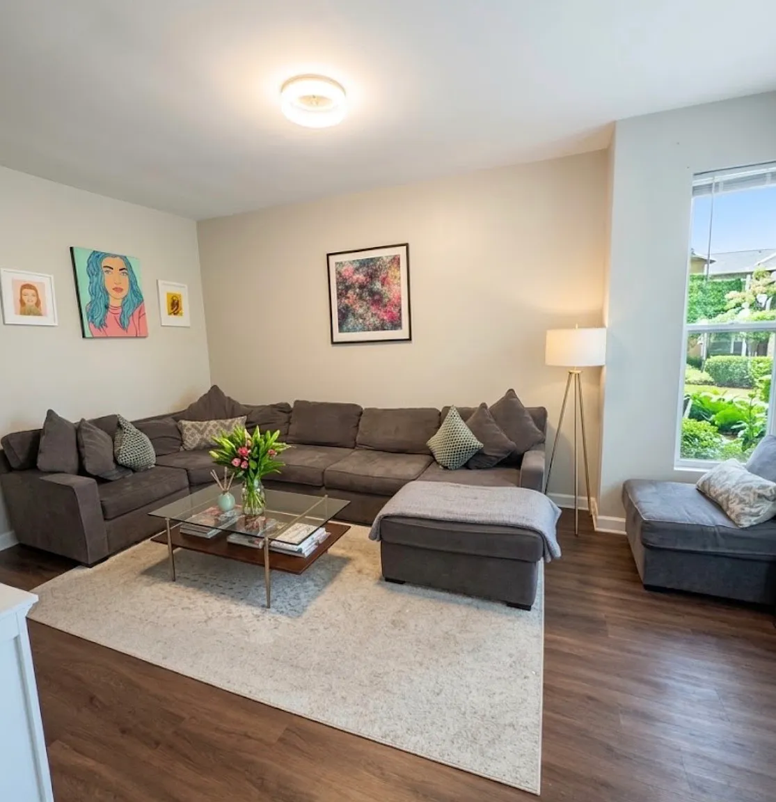 3 bed, 1100 sqft, $2,400 — Photo 1