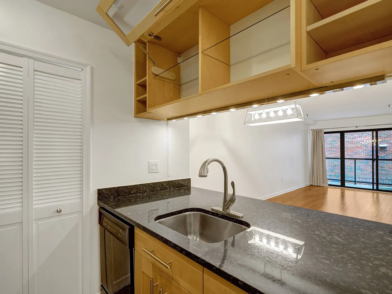 1 bed, 694 sqft, $2,400 — Photo 3