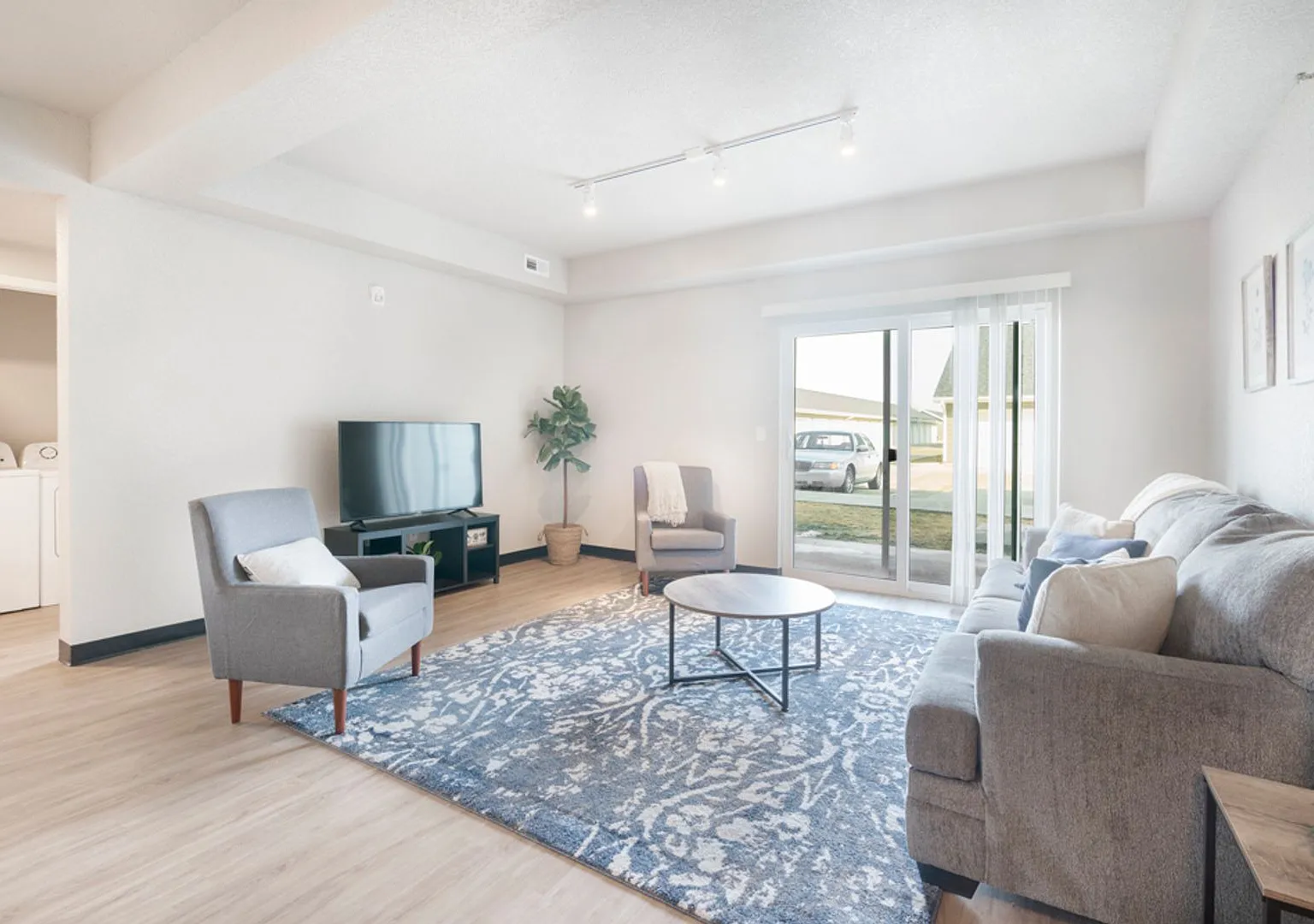 Special - 1 month FREE with a 12 month lease — Photo 1