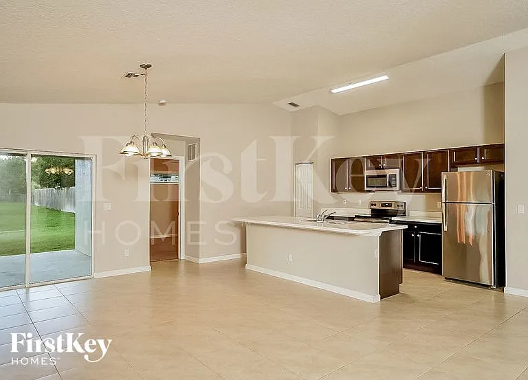 1881 SW Millikin Ave — Photo 4