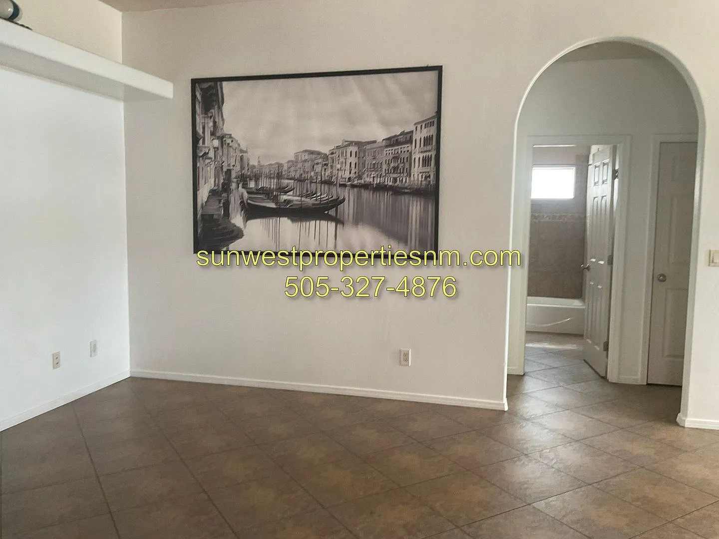 3 Bedroom Home in Country Club area — Photo 4