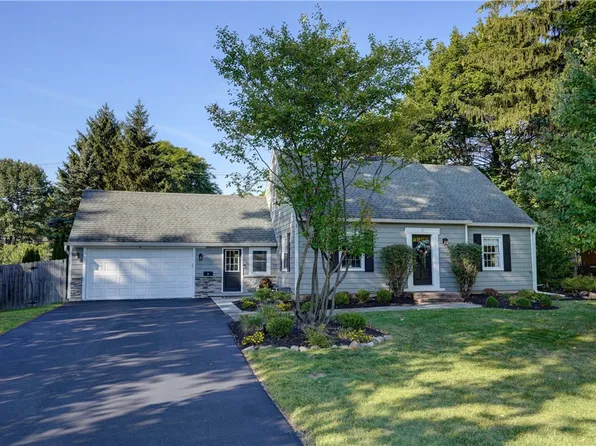 6 Devonshire Dr, Penfield, NY 14526
