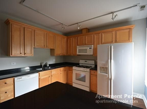 3rd image of 1540 W Thorndale Ave #D