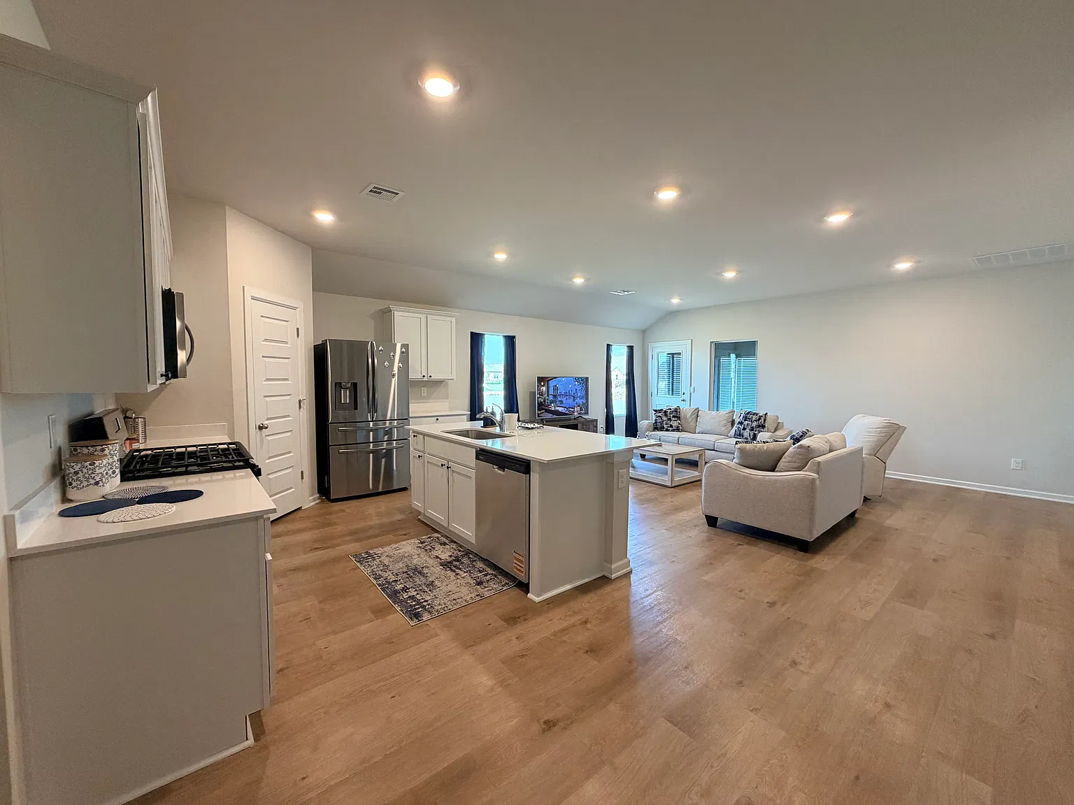 4 bed, 1833 sqft, $3,000 — Photo 4