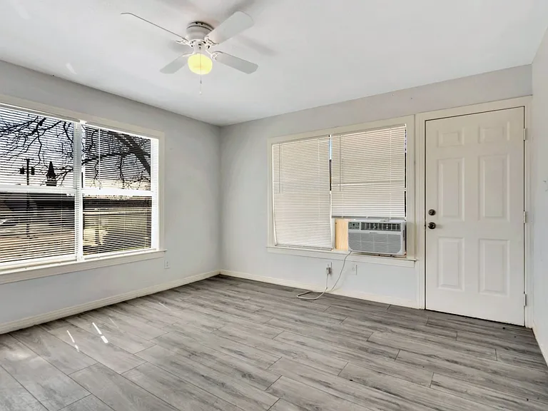 305 N Robinson St — Photo 18