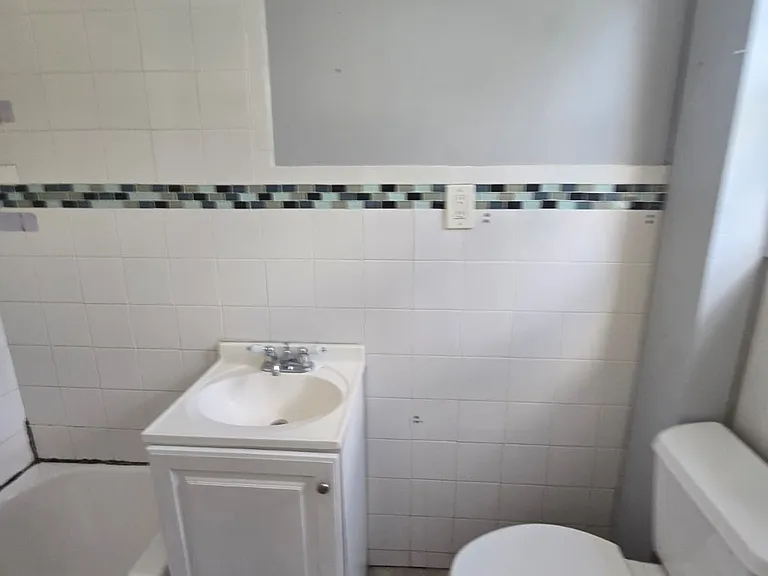 211 W 3rd St #A — Photo 3