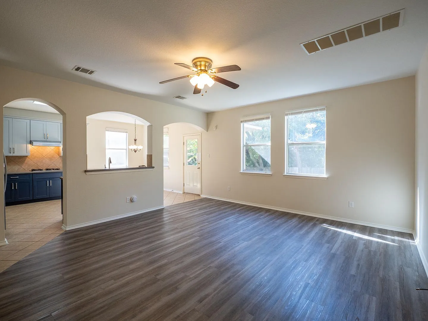 Welcome to your new home at our charming property — Photo 4