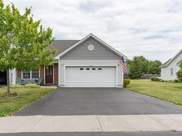 208 Edmund St, Sackets Harbor, NY 13685