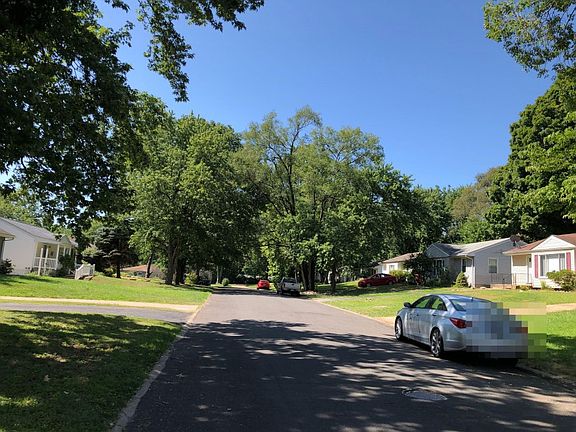 4th image of 90 Chateau Dr