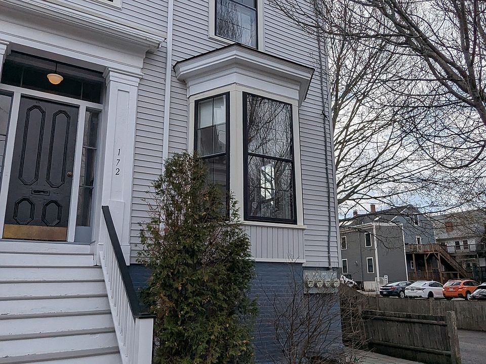 Exterior (bay window of 172-1)