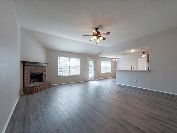 5th image of 210 Wellington Trl