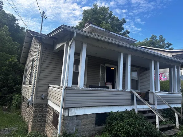 903 Broad St, Mount Hope, WV 25880