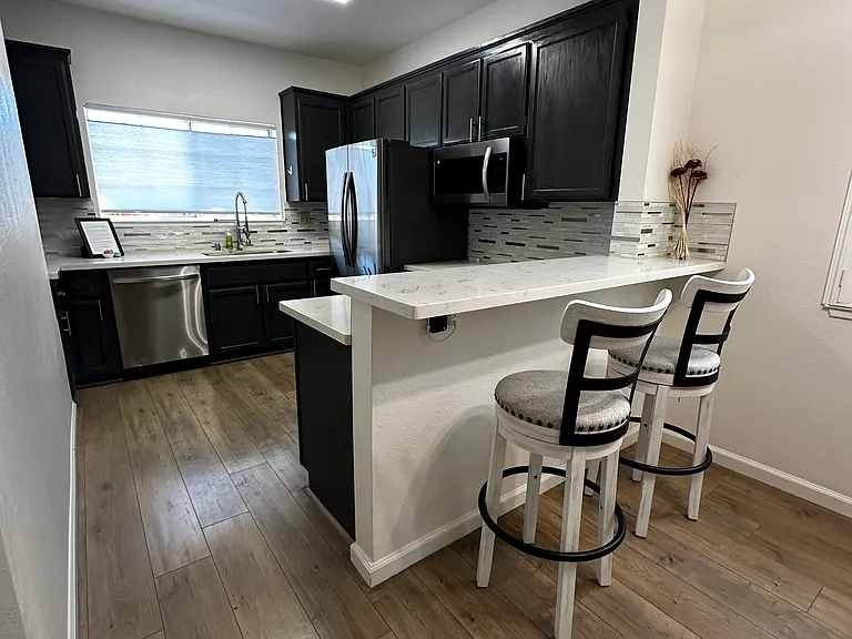130 Manchester Dr — Photo 3